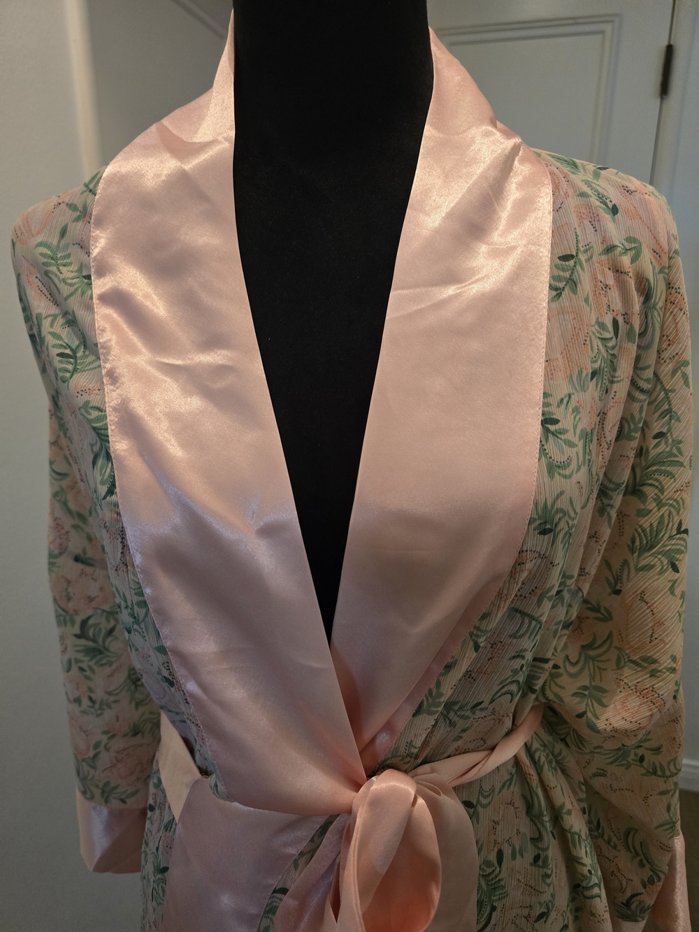 Vintage 1980s Victoria's Secret Gold Label kimono robe - Picture 2 of 7